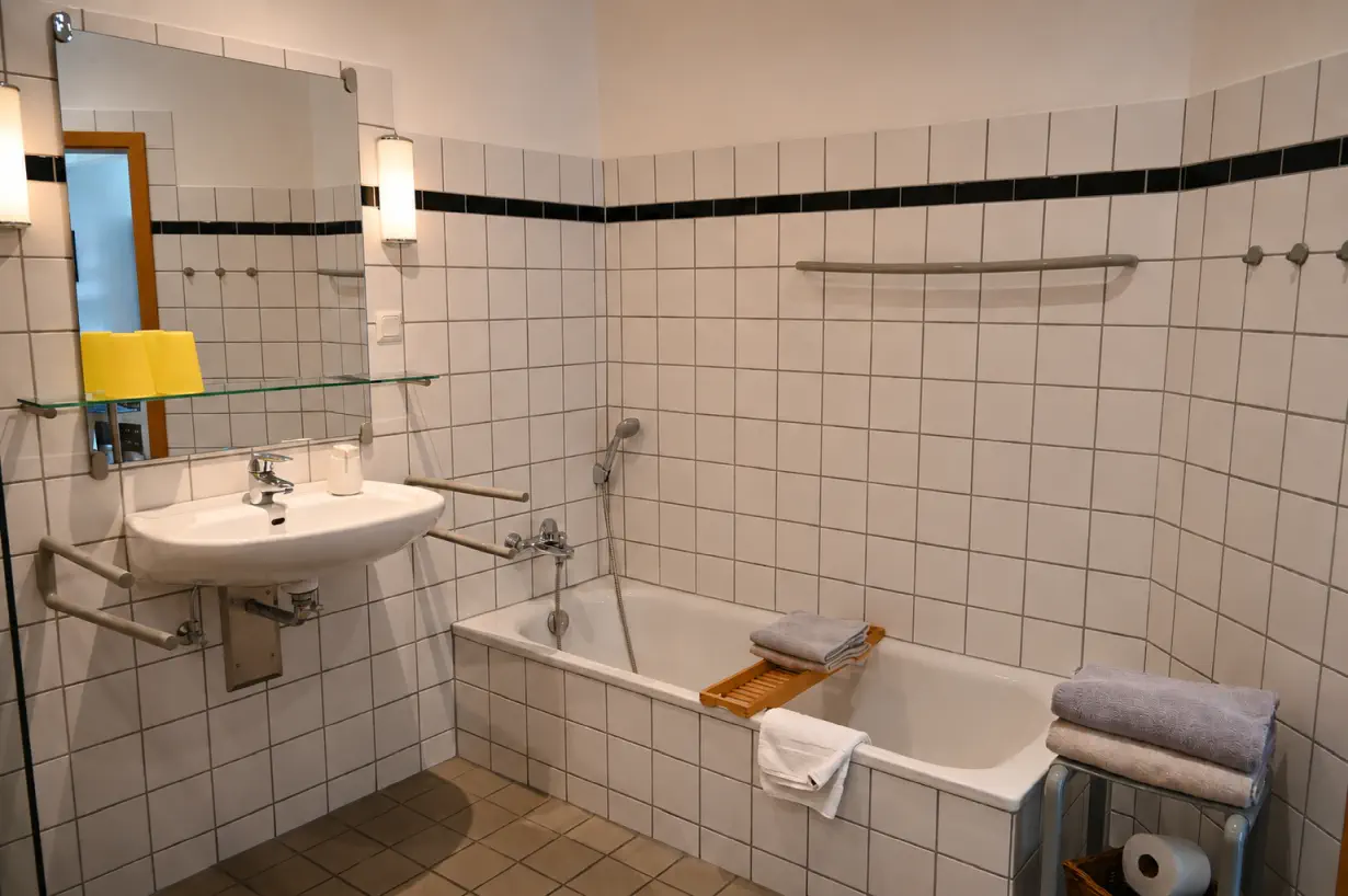 Bad der großen Ferienwohnung mit Wanne & Dusche